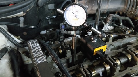 Kuvassa on meneill&auml;&auml;n moottorin nokka-akselien ajoituksien s&auml;&auml;t&ouml;.