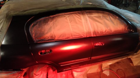 Auton osamaalaus. Kuvassa ir-kuivaus meneill&auml;&auml;n